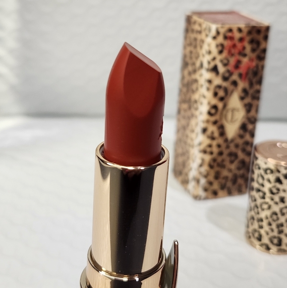 Charlotte Tilbury Hot Lips In Red Hot Susan - Picture 2 of 7